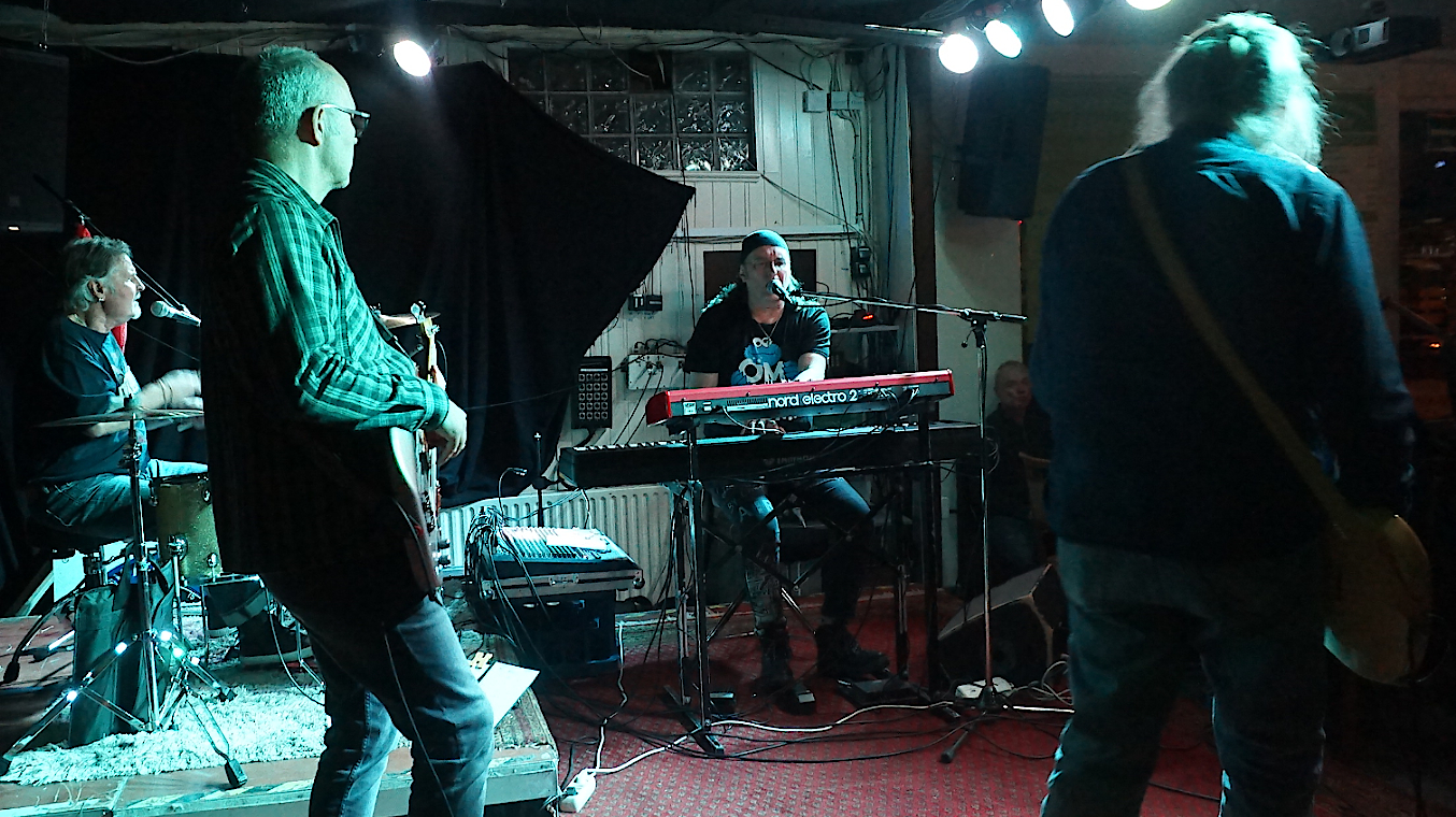 Die SSJ Houseband im Februar 2025