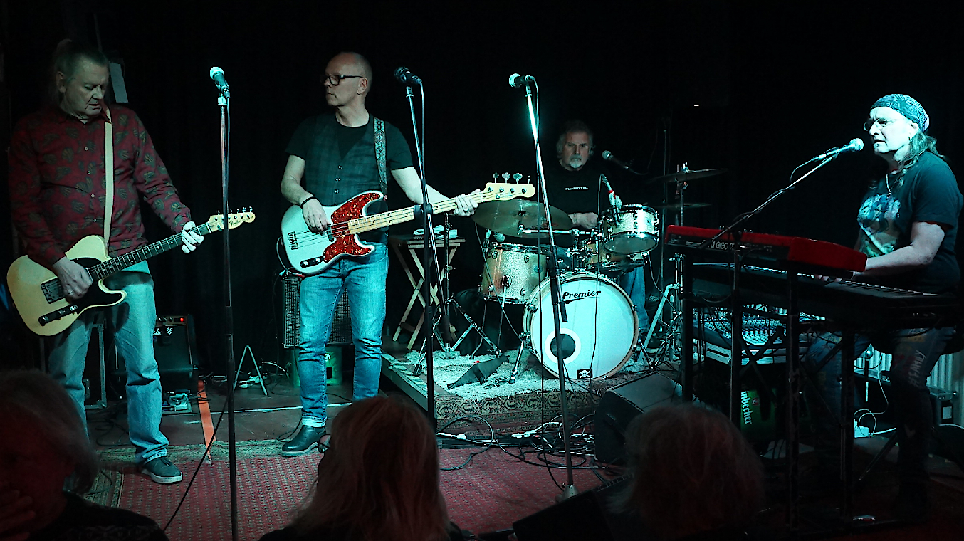 Die SSJ Houseband im April 2025