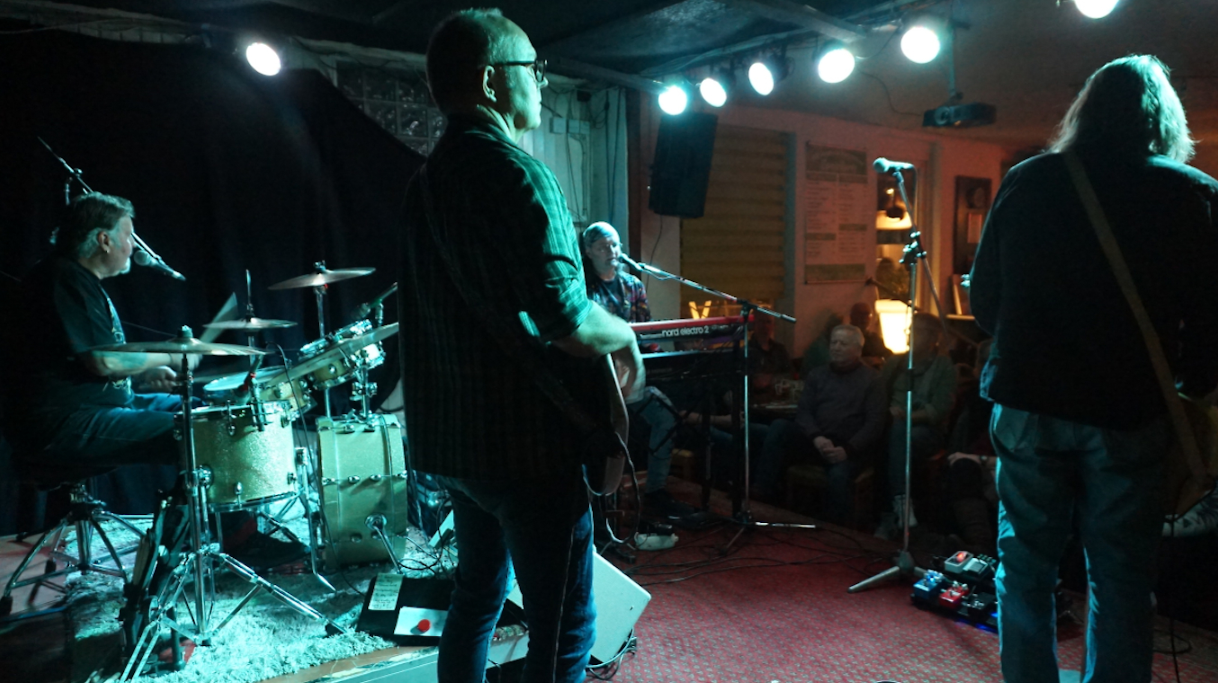 Die SSJ Houseband im Januar 2025