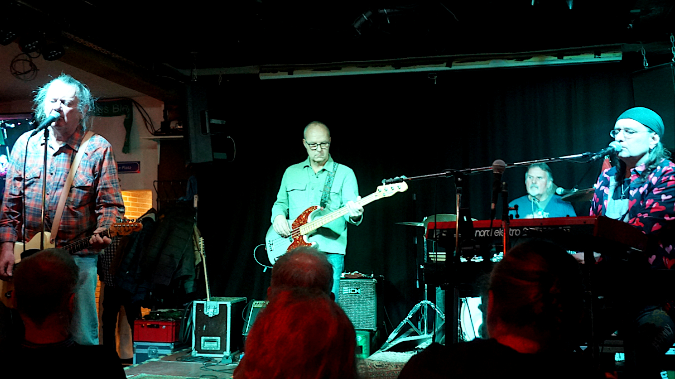 SSJ Houseband Dezember 2025