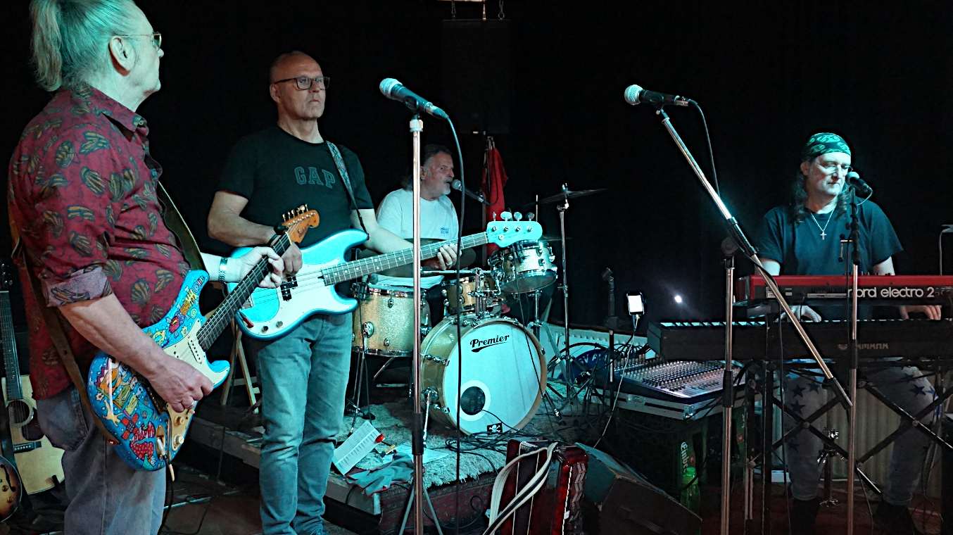 SSJ Houseband im Juni 2025