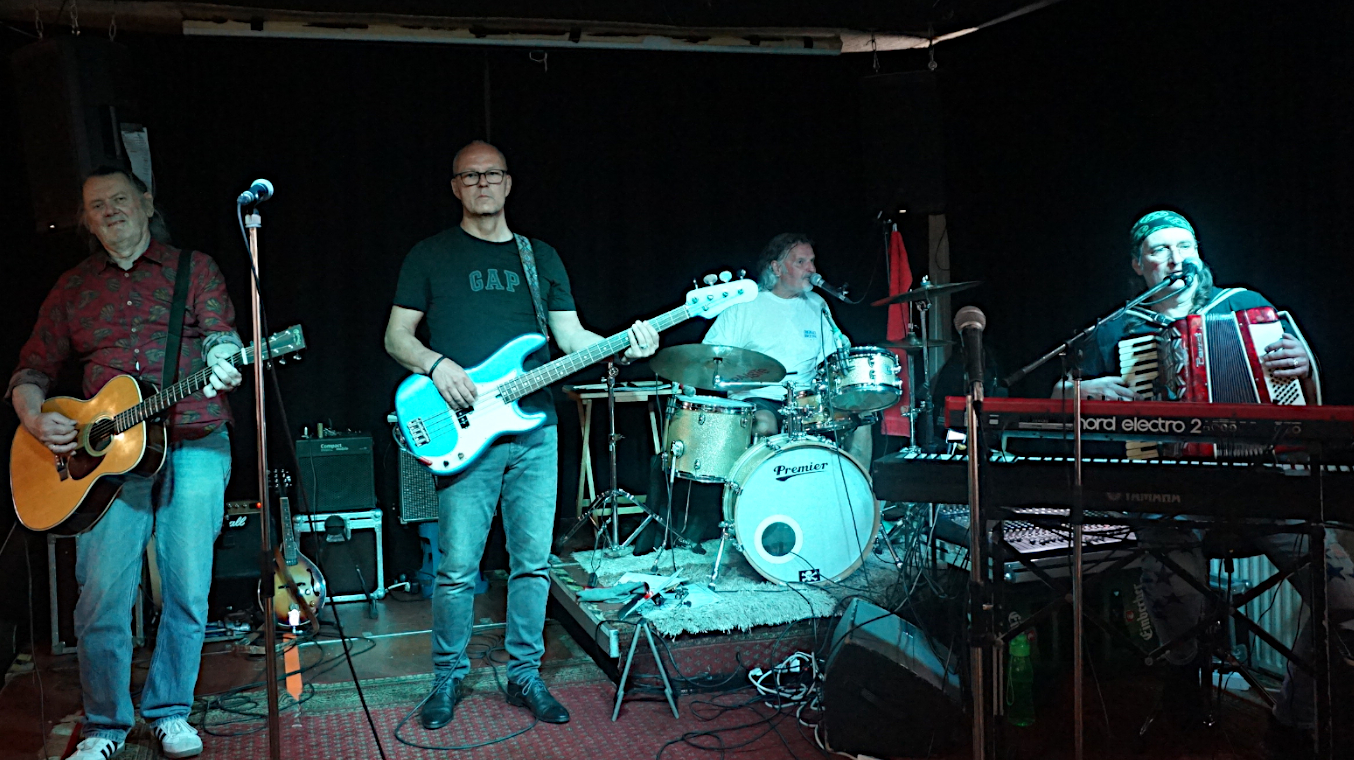 SSJ Houseband im Juni 2025