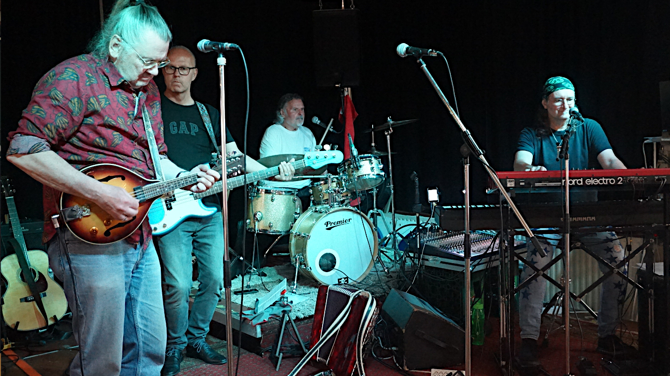 SSJ Houseband im Juni 2025