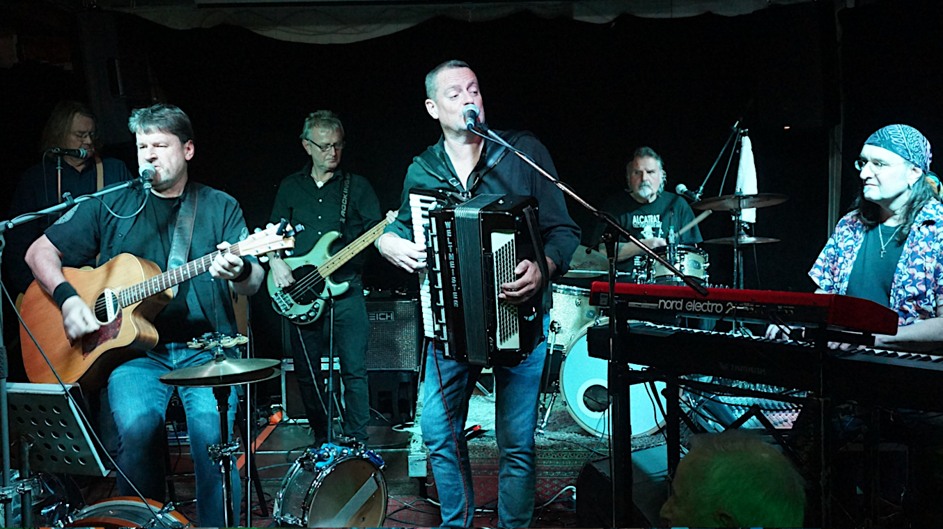 Under Prescher & die SSJ Houseband im Dezember 2024