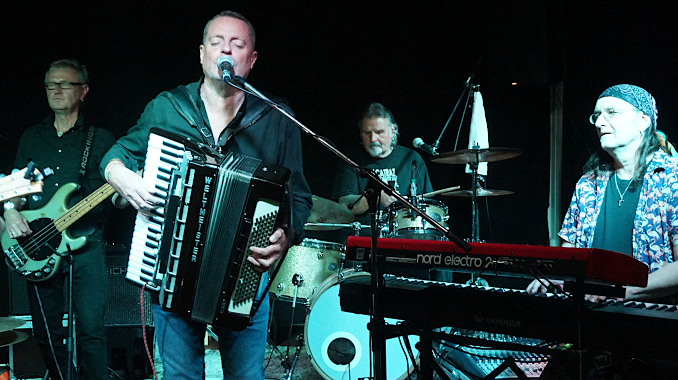 Under Prescher & die SSJ Houseband im Dezember 2024