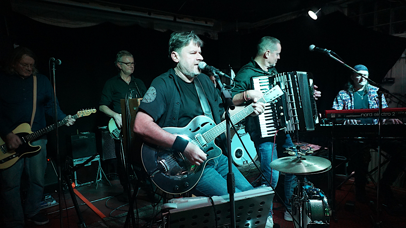 Under Prescher & die SSJ Houseband im Dezember 2024